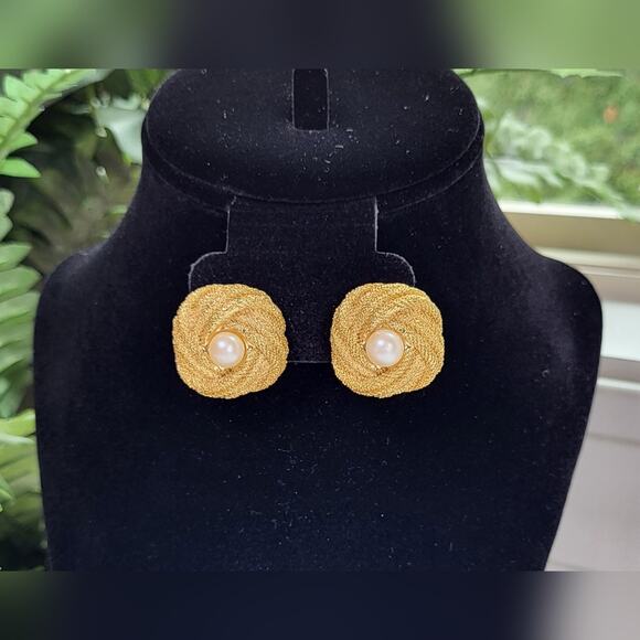 Gold Rope Knot Clip-On Earrings with Pearl Center - Picture 4 of 8